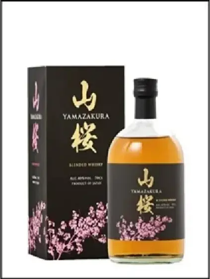 Een fles Yamazakura, uit het schap in de winkel in Bathmen