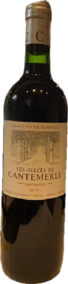 Een fles Château Cantemerle, uit het schap in de winkel in Bathmen
