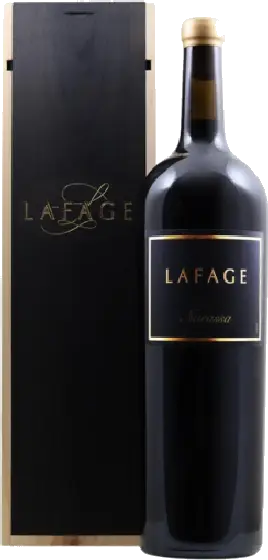 Een fles Domaine Lafage, uit het schap in de winkel in Bathmen