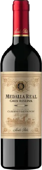 Een fles Medalla Real, uit het schap in de winkel in Bathmen