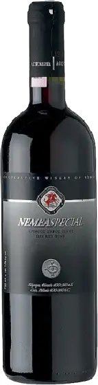 Een fles Nemea, uit het schap in de winkel in Bathmen