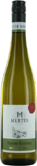 Een fles P., uit het schap in de winkel in Bathmen