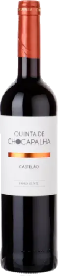 Een fles Quinta de Chocapalha, uit het schap in de winkel in Bathmen