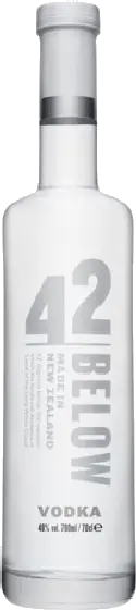 Een fles 42 Below, uit het schap in de winkel in Bathmen