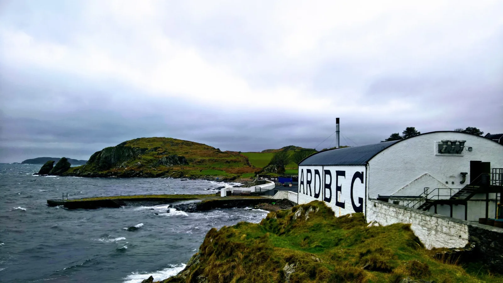 De distilleerderij van Ardbeg op Islay