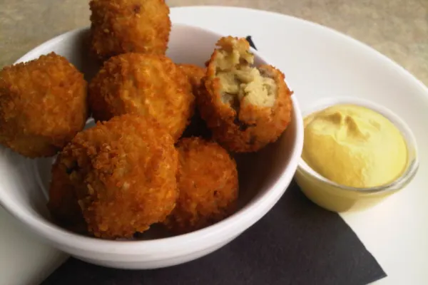 Bitterballen met mosterd