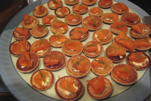 Blini's met gerookte zalm en crème fraîche