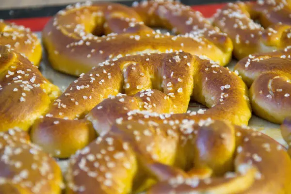 Brezel met mosterd