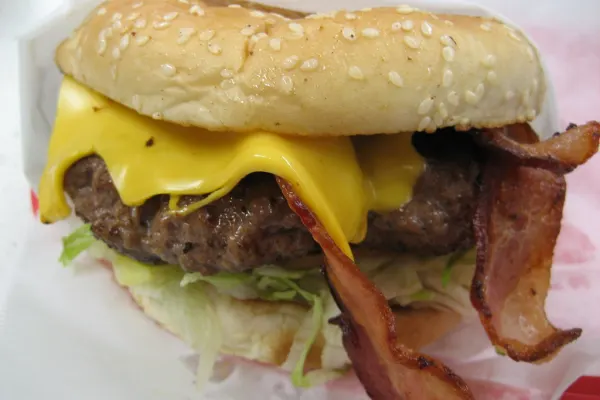 Burger met oude kaas