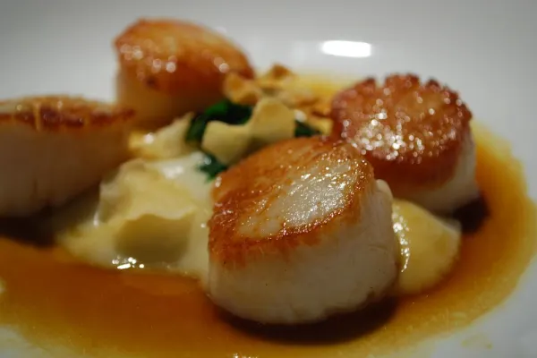 Gebakken coquilles met hazelnootboter