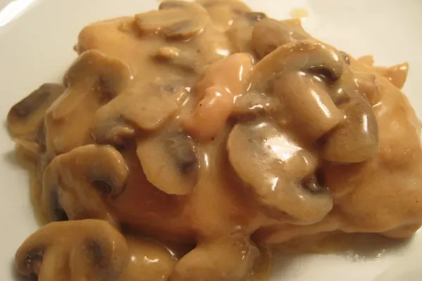 Kip in roomsaus met champignons