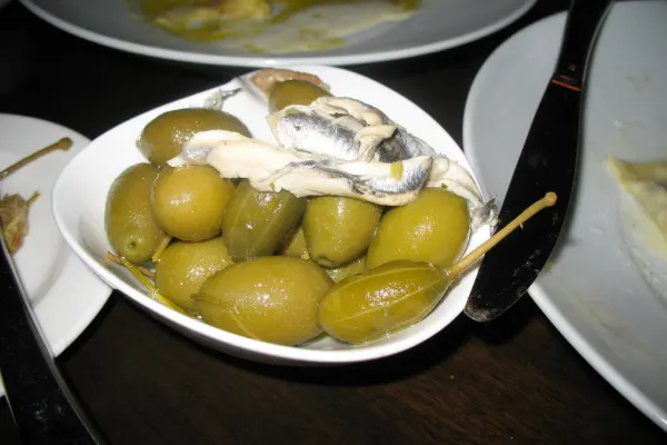 Olijven en gemarineerde ansjovis
