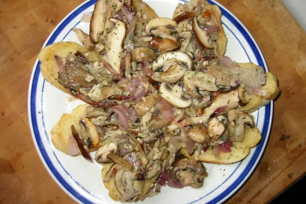 Paddenstoelenragout op toast