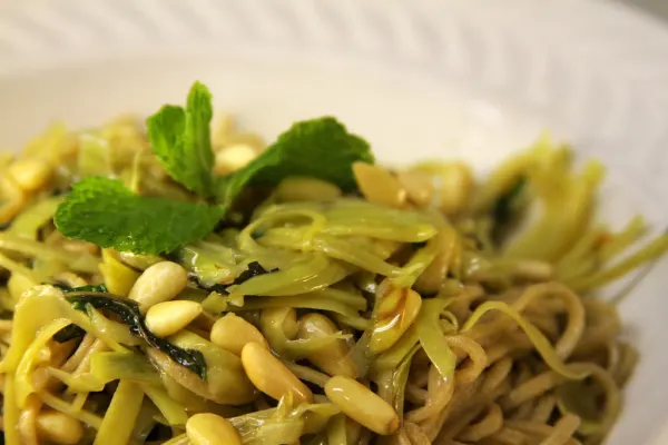 Pasta met pesto en pijnboompitten
