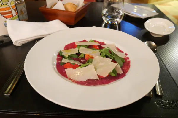 Rundercarpaccio met Parmezaan en rucola