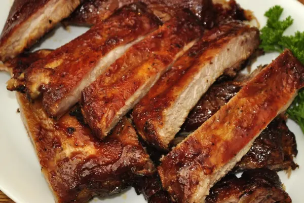 Spareribs van de barbecue