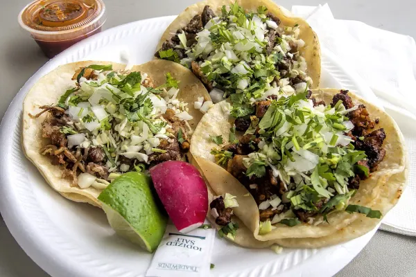 Taco's met gegrild vlees en limoen