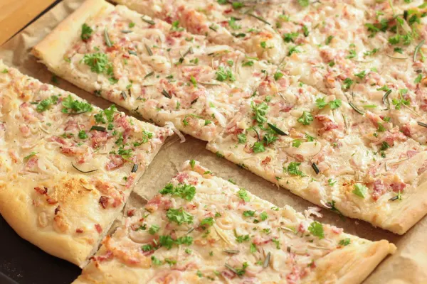 Tarte flambée met spek en ui