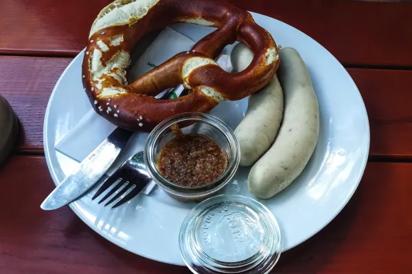 Witte worst met zoete mosterd en brezel