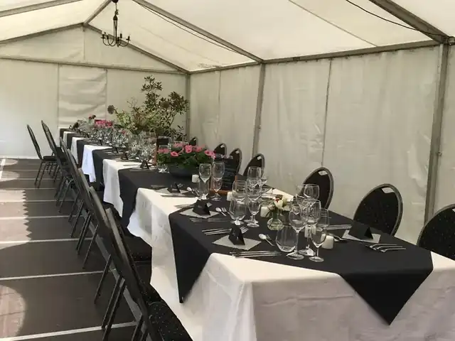 Partyzelt mit weißen Planen