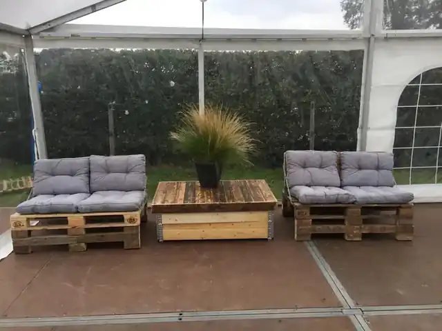 Lounge aus Paletten im Zelt