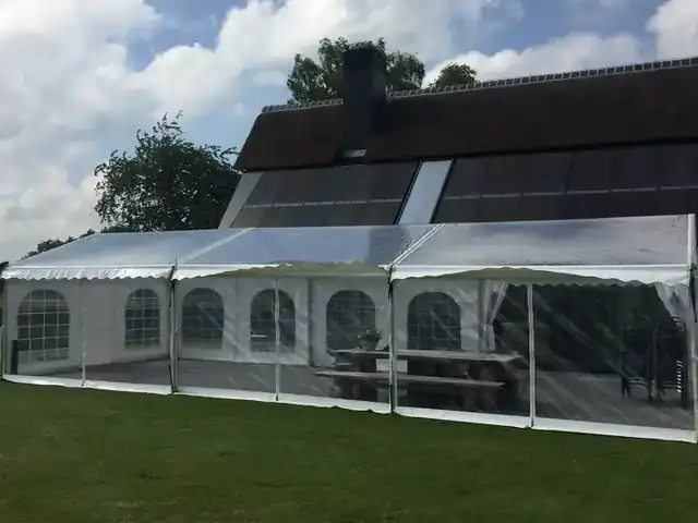 Partyzelt mit transparentem Dach an einem Haus