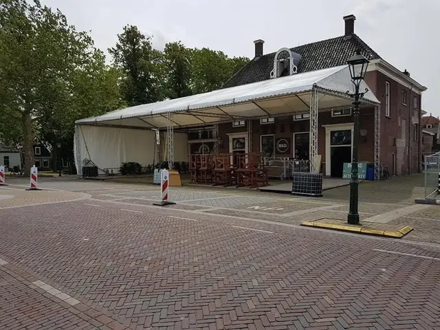 Trusszelt mit weißen Planen auf einem Dorfplatz