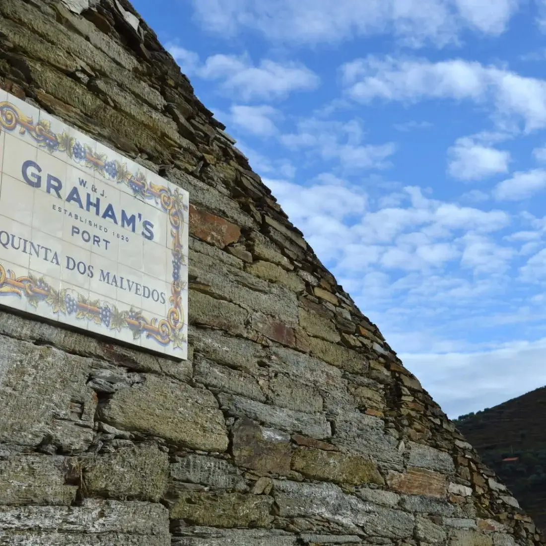 Het naambord van Graham's op een oude stenen muur in de Douro