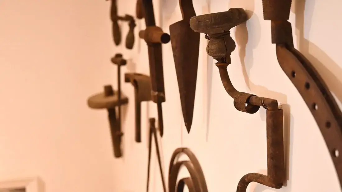 Oud kuipersgereedschap aan de muur in de lodge van Graham's