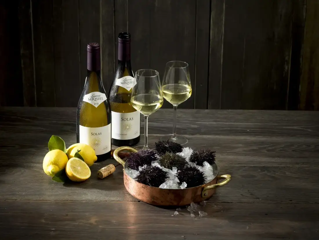 Flessen Laurent Miquel op tafel met citroen en zeevruchten