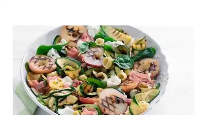 Pastasalade met perzik, ham en courgette