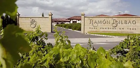 Toegangspoort van Bodegas Ramón Bilbao in Haro met het opschrift Casa fundada en 1924