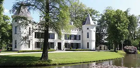 Het witte huis van Landgoed de Salentein in Nijkerk met torens, gespiegeld in het water