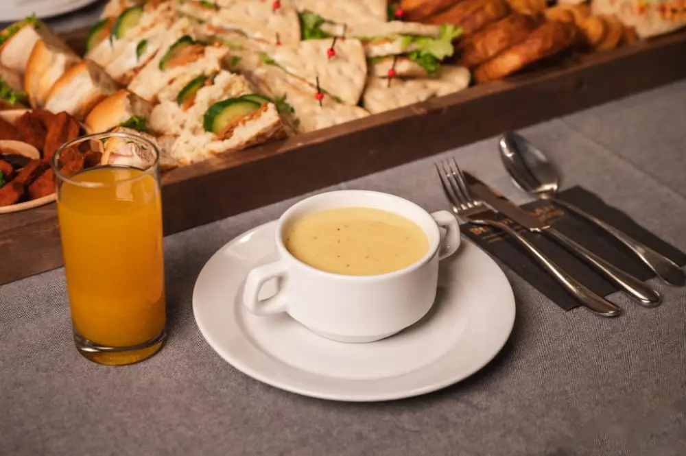 Soep en broodjes bij de lunch