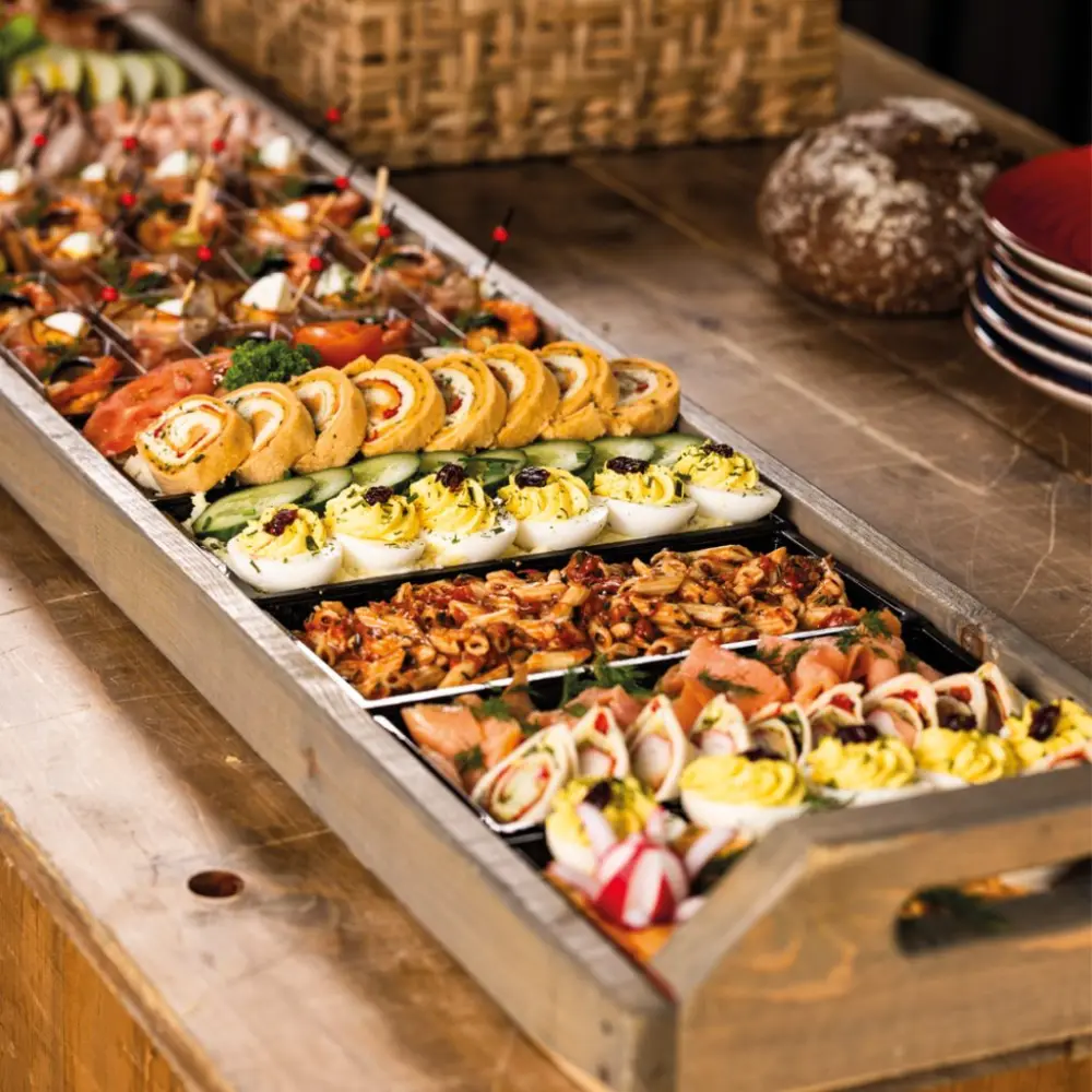 Plateau met gevulde eieren en wraps