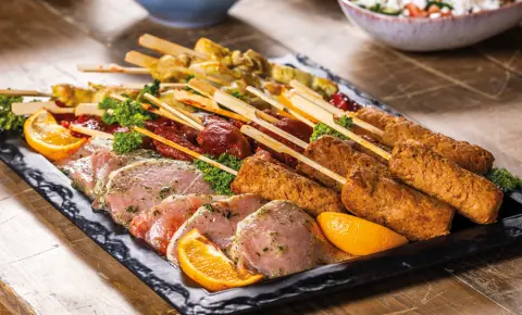 Barbecueschaal met spiesen, biefstuk en sparerib