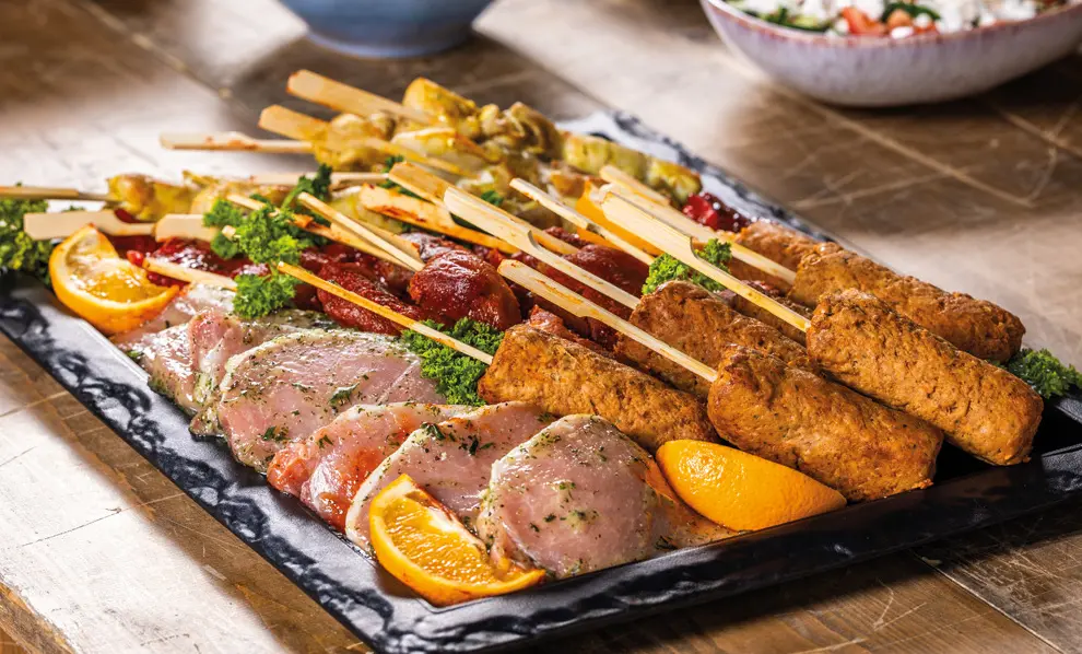 Barbecueschaal met spiesen, biefstuk en sparerib