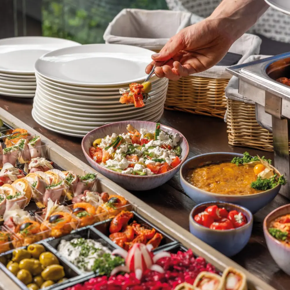 Buffet met schalen, salades en borden
