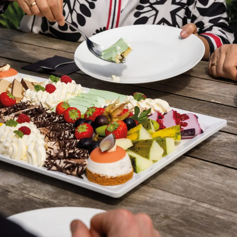 Dessertschotel met fruit en mousse