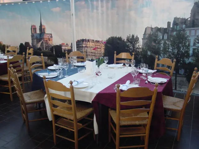 Gedekte tafels in een tent met een themazeil van Parijs