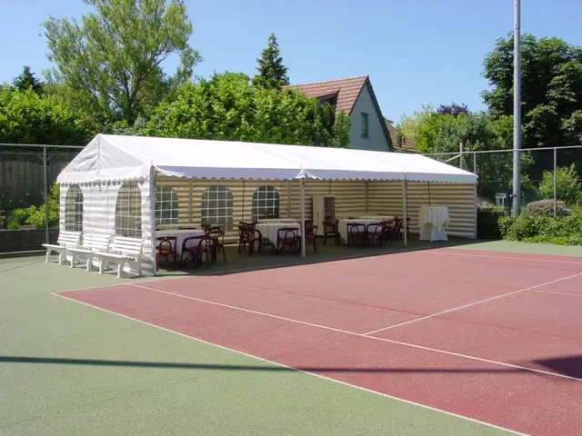 Partytent van 4 meter breed met witte zijkantzeilen naast een tennisbaan