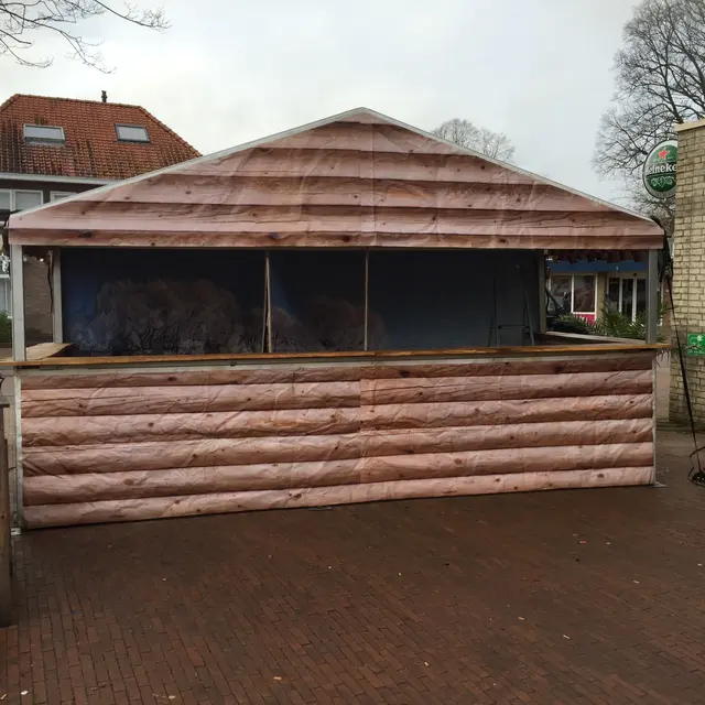 Skihut-bar met houten aankleding en een winterse achtergrond