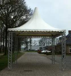 Truss pagode met wit puntdak op een bestrate oprit
