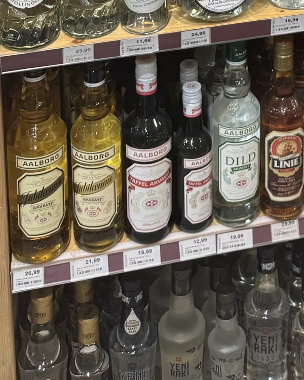 Het aquavitschap in de winkel aan de Brink in Bathmen