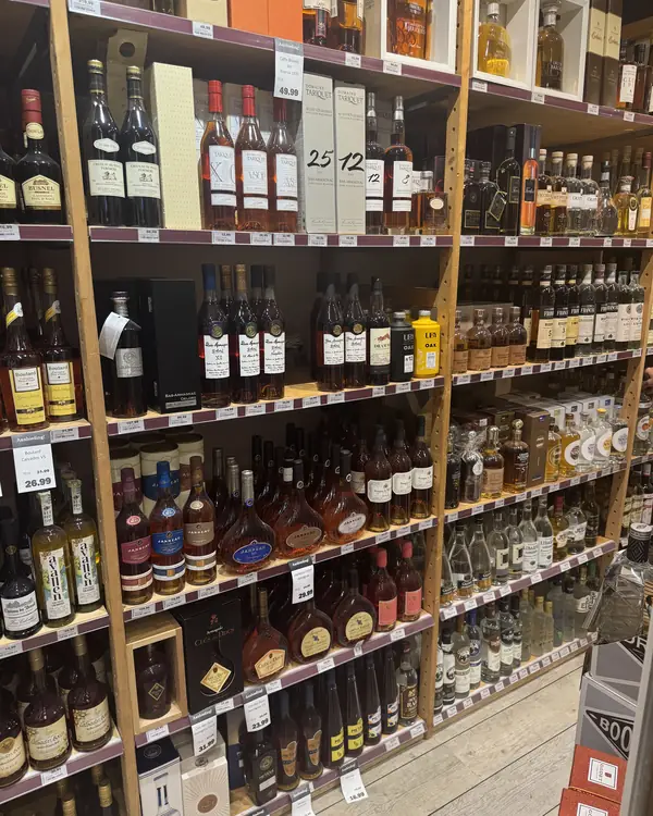 Het armagnacschap in de winkel aan de Brink in Bathmen