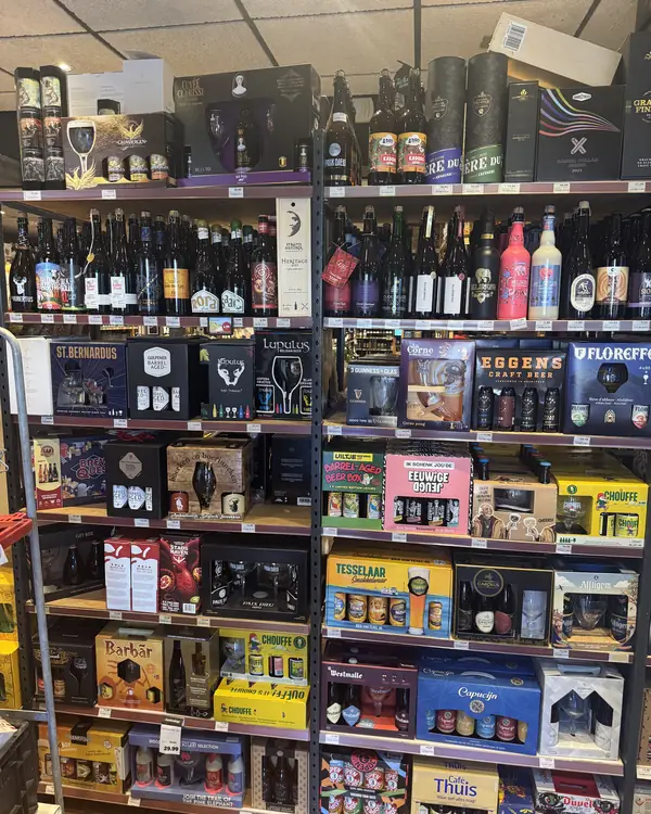 Het geschenkenschap in de winkel aan de Brink in Bathmen