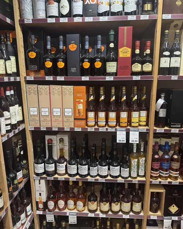 Het calvadosschap in de winkel aan de Brink in Bathmen