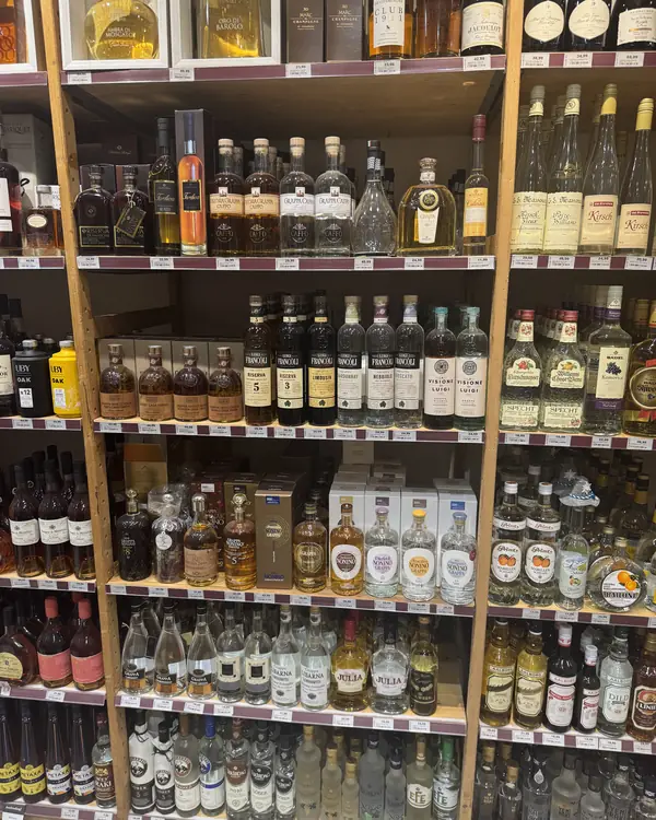 Het grappaschap in de winkel aan de Brink in Bathmen