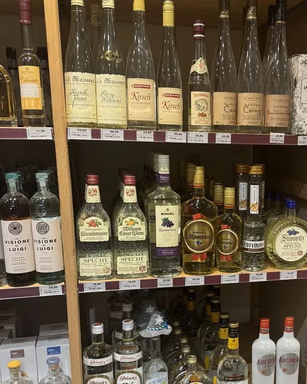 Het schap met eau de vie en obstler in de winkel aan de Brink in Bathmen