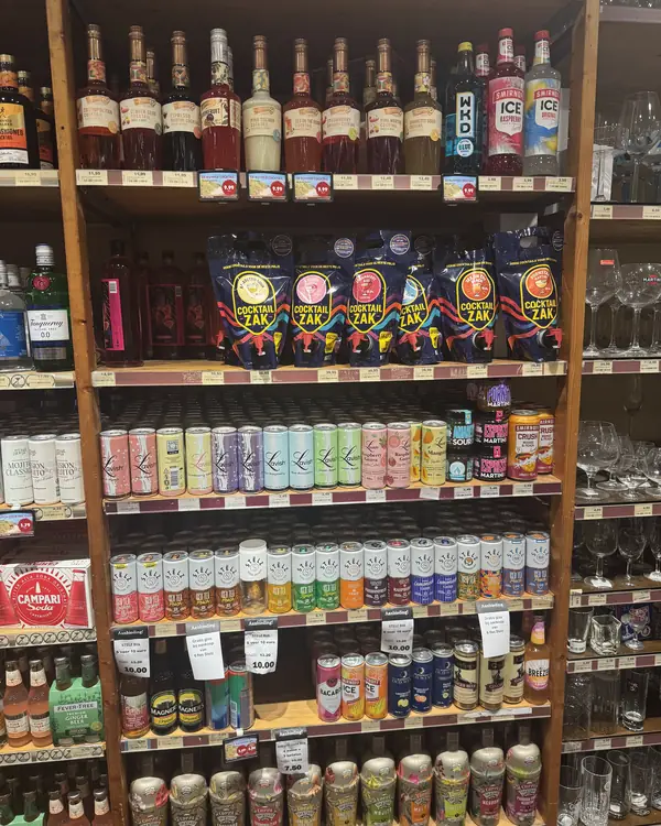 De kant-en-klare cocktails in de winkel aan de Brink in Bathmen